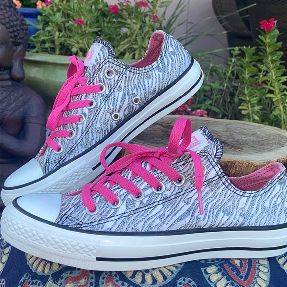 🦓 Glittery Silver Metallic Zebra Striped Converse - Picture 2 of 16